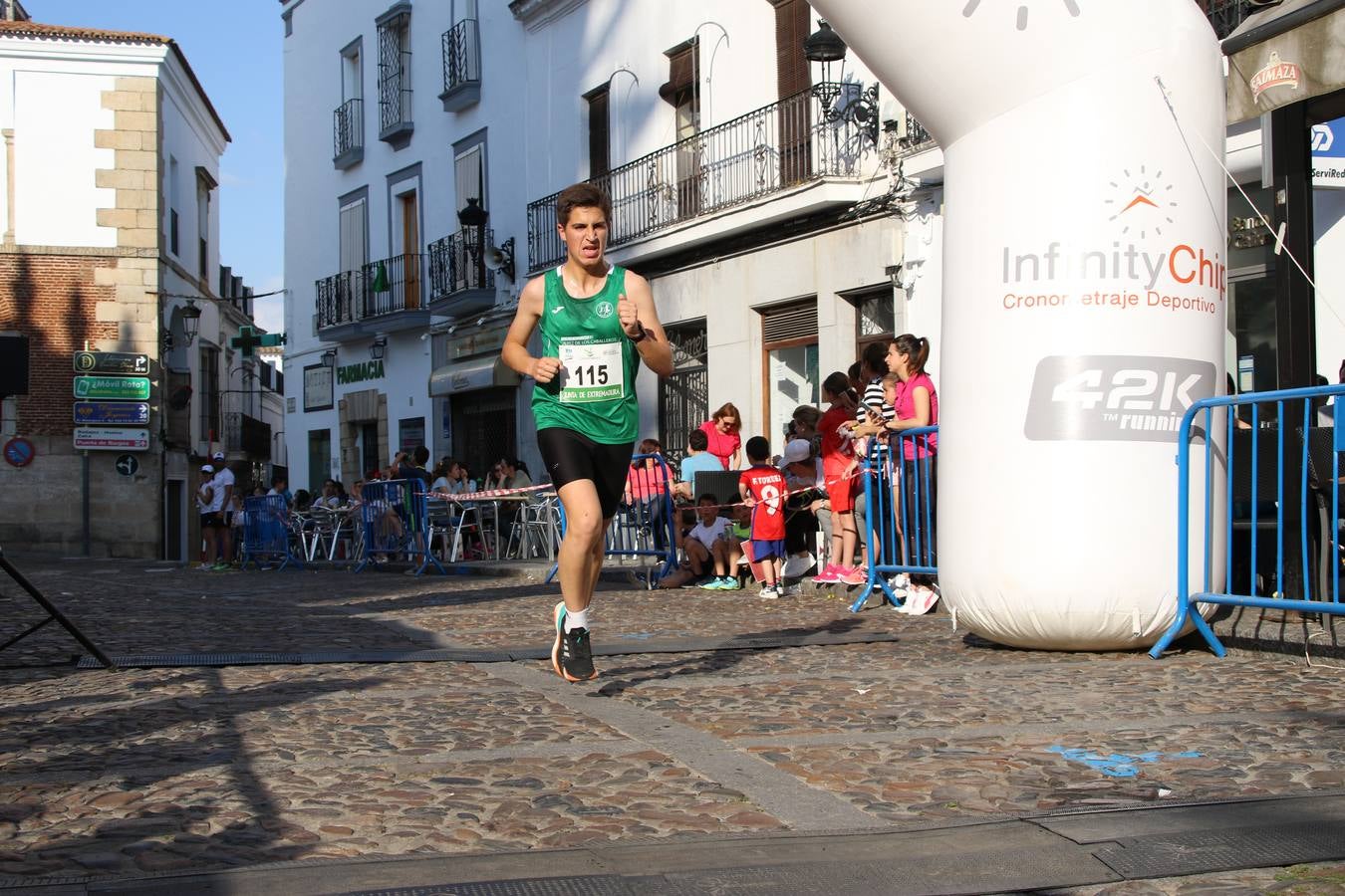 La Plaza de España de Jerez de los Caballeros acogió, ayer, la XXI Carrera Popular y VIII Caminata por la Salud y Solidaridad, organizada por la Concejalía de Juventud y Deportes del Ayuntamiento de Jerez con el apoyo del Programa de Dinamización Deportiva de la Mancomunidad Sierra Suroeste. Esta edición congregó a más de 250 participantes entre todas las categorías y se recaudaron 84 kilos de alimentos y 75 euros destinados a Cruz Roja en Jerez. La citada prueba se consagra, año tras año, como una de las citas deportivas ineludibles y más esperadas por los jerezanos y jerezanas. 