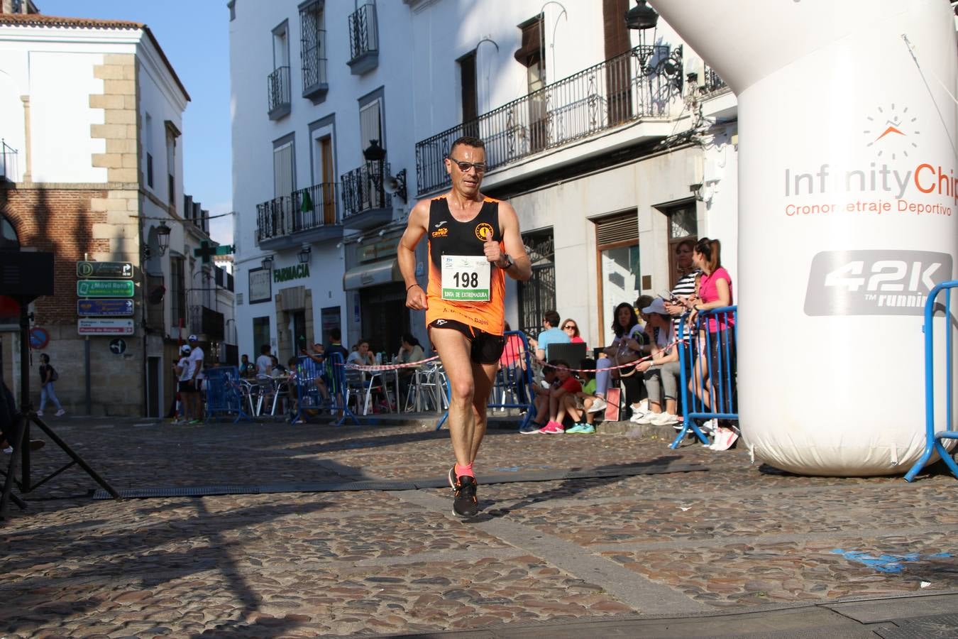 La Plaza de España de Jerez de los Caballeros acogió, ayer, la XXI Carrera Popular y VIII Caminata por la Salud y Solidaridad, organizada por la Concejalía de Juventud y Deportes del Ayuntamiento de Jerez con el apoyo del Programa de Dinamización Deportiva de la Mancomunidad Sierra Suroeste. Esta edición congregó a más de 250 participantes entre todas las categorías y se recaudaron 84 kilos de alimentos y 75 euros destinados a Cruz Roja en Jerez. La citada prueba se consagra, año tras año, como una de las citas deportivas ineludibles y más esperadas por los jerezanos y jerezanas. 
