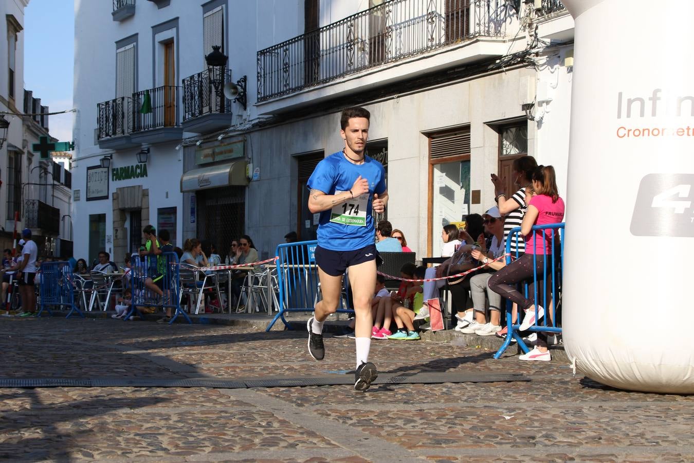 La Plaza de España de Jerez de los Caballeros acogió, ayer, la XXI Carrera Popular y VIII Caminata por la Salud y Solidaridad, organizada por la Concejalía de Juventud y Deportes del Ayuntamiento de Jerez con el apoyo del Programa de Dinamización Deportiva de la Mancomunidad Sierra Suroeste. Esta edición congregó a más de 250 participantes entre todas las categorías y se recaudaron 84 kilos de alimentos y 75 euros destinados a Cruz Roja en Jerez. La citada prueba se consagra, año tras año, como una de las citas deportivas ineludibles y más esperadas por los jerezanos y jerezanas. 