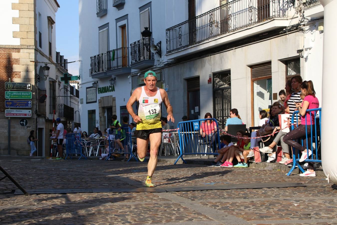 La Plaza de España de Jerez de los Caballeros acogió, ayer, la XXI Carrera Popular y VIII Caminata por la Salud y Solidaridad, organizada por la Concejalía de Juventud y Deportes del Ayuntamiento de Jerez con el apoyo del Programa de Dinamización Deportiva de la Mancomunidad Sierra Suroeste. Esta edición congregó a más de 250 participantes entre todas las categorías y se recaudaron 84 kilos de alimentos y 75 euros destinados a Cruz Roja en Jerez. La citada prueba se consagra, año tras año, como una de las citas deportivas ineludibles y más esperadas por los jerezanos y jerezanas. 