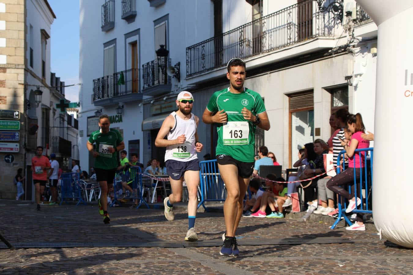 La Plaza de España de Jerez de los Caballeros acogió, ayer, la XXI Carrera Popular y VIII Caminata por la Salud y Solidaridad, organizada por la Concejalía de Juventud y Deportes del Ayuntamiento de Jerez con el apoyo del Programa de Dinamización Deportiva de la Mancomunidad Sierra Suroeste. Esta edición congregó a más de 250 participantes entre todas las categorías y se recaudaron 84 kilos de alimentos y 75 euros destinados a Cruz Roja en Jerez. La citada prueba se consagra, año tras año, como una de las citas deportivas ineludibles y más esperadas por los jerezanos y jerezanas. 