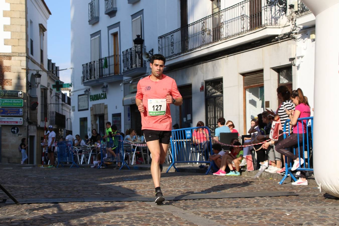 La Plaza de España de Jerez de los Caballeros acogió, ayer, la XXI Carrera Popular y VIII Caminata por la Salud y Solidaridad, organizada por la Concejalía de Juventud y Deportes del Ayuntamiento de Jerez con el apoyo del Programa de Dinamización Deportiva de la Mancomunidad Sierra Suroeste. Esta edición congregó a más de 250 participantes entre todas las categorías y se recaudaron 84 kilos de alimentos y 75 euros destinados a Cruz Roja en Jerez. La citada prueba se consagra, año tras año, como una de las citas deportivas ineludibles y más esperadas por los jerezanos y jerezanas. 