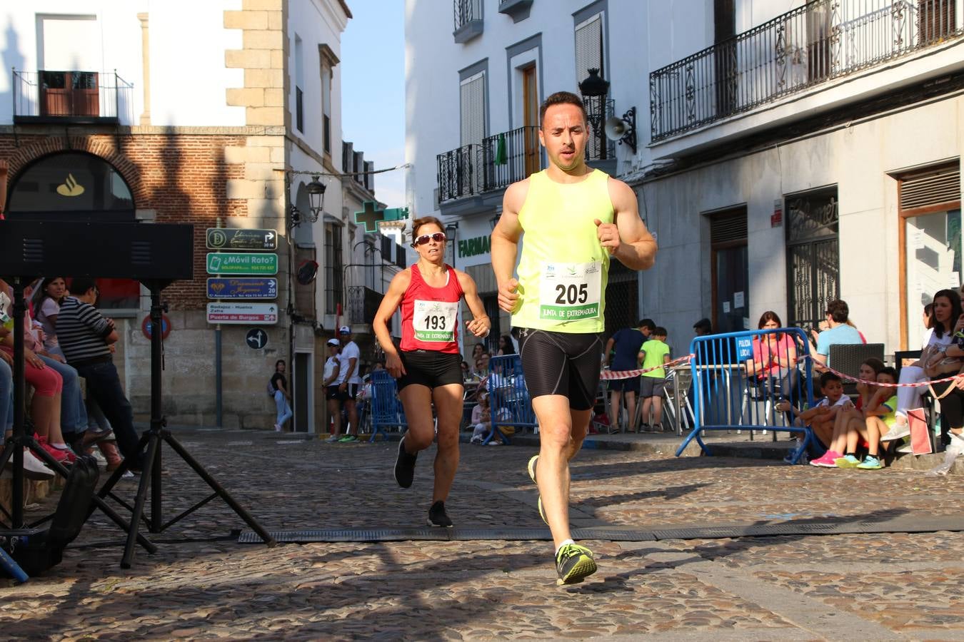 La Plaza de España de Jerez de los Caballeros acogió, ayer, la XXI Carrera Popular y VIII Caminata por la Salud y Solidaridad, organizada por la Concejalía de Juventud y Deportes del Ayuntamiento de Jerez con el apoyo del Programa de Dinamización Deportiva de la Mancomunidad Sierra Suroeste. Esta edición congregó a más de 250 participantes entre todas las categorías y se recaudaron 84 kilos de alimentos y 75 euros destinados a Cruz Roja en Jerez. La citada prueba se consagra, año tras año, como una de las citas deportivas ineludibles y más esperadas por los jerezanos y jerezanas. 