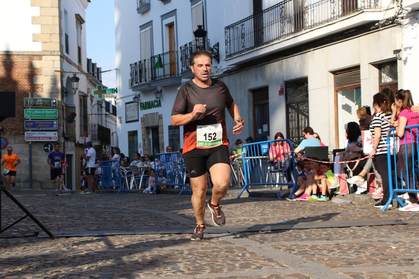 La Plaza de España de Jerez de los Caballeros acogió, ayer, la XXI Carrera Popular y VIII Caminata por la Salud y Solidaridad, organizada por la Concejalía de Juventud y Deportes del Ayuntamiento de Jerez con el apoyo del Programa de Dinamización Deportiva de la Mancomunidad Sierra Suroeste. Esta edición congregó a más de 250 participantes entre todas las categorías y se recaudaron 84 kilos de alimentos y 75 euros destinados a Cruz Roja en Jerez. La citada prueba se consagra, año tras año, como una de las citas deportivas ineludibles y más esperadas por los jerezanos y jerezanas. 