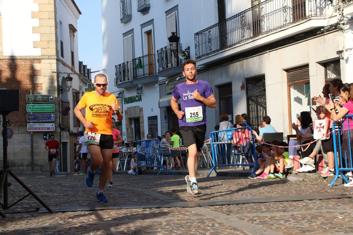 La Plaza de España de Jerez de los Caballeros acogió, ayer, la XXI Carrera Popular y VIII Caminata por la Salud y Solidaridad, organizada por la Concejalía de Juventud y Deportes del Ayuntamiento de Jerez con el apoyo del Programa de Dinamización Deportiva de la Mancomunidad Sierra Suroeste. Esta edición congregó a más de 250 participantes entre todas las categorías y se recaudaron 84 kilos de alimentos y 75 euros destinados a Cruz Roja en Jerez. La citada prueba se consagra, año tras año, como una de las citas deportivas ineludibles y más esperadas por los jerezanos y jerezanas. 