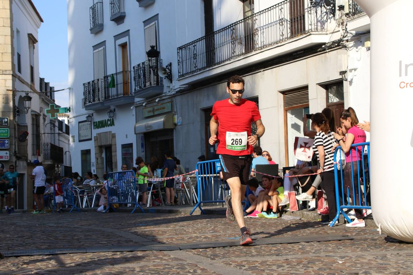 La Plaza de España de Jerez de los Caballeros acogió, ayer, la XXI Carrera Popular y VIII Caminata por la Salud y Solidaridad, organizada por la Concejalía de Juventud y Deportes del Ayuntamiento de Jerez con el apoyo del Programa de Dinamización Deportiva de la Mancomunidad Sierra Suroeste. Esta edición congregó a más de 250 participantes entre todas las categorías y se recaudaron 84 kilos de alimentos y 75 euros destinados a Cruz Roja en Jerez. La citada prueba se consagra, año tras año, como una de las citas deportivas ineludibles y más esperadas por los jerezanos y jerezanas. 