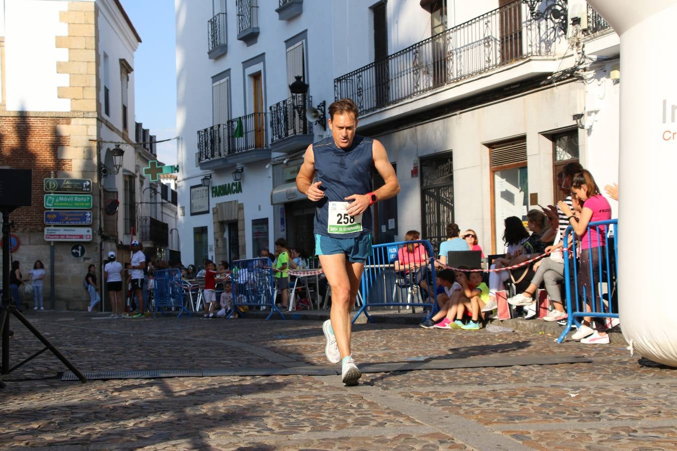 La Plaza de España de Jerez de los Caballeros acogió, ayer, la XXI Carrera Popular y VIII Caminata por la Salud y Solidaridad, organizada por la Concejalía de Juventud y Deportes del Ayuntamiento de Jerez con el apoyo del Programa de Dinamización Deportiva de la Mancomunidad Sierra Suroeste. Esta edición congregó a más de 250 participantes entre todas las categorías y se recaudaron 84 kilos de alimentos y 75 euros destinados a Cruz Roja en Jerez. La citada prueba se consagra, año tras año, como una de las citas deportivas ineludibles y más esperadas por los jerezanos y jerezanas. 