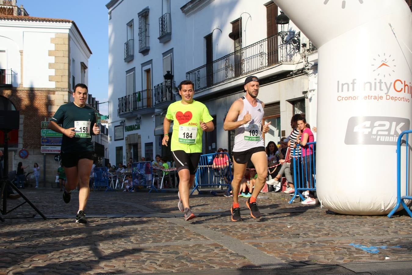 La Plaza de España de Jerez de los Caballeros acogió, ayer, la XXI Carrera Popular y VIII Caminata por la Salud y Solidaridad, organizada por la Concejalía de Juventud y Deportes del Ayuntamiento de Jerez con el apoyo del Programa de Dinamización Deportiva de la Mancomunidad Sierra Suroeste. Esta edición congregó a más de 250 participantes entre todas las categorías y se recaudaron 84 kilos de alimentos y 75 euros destinados a Cruz Roja en Jerez. La citada prueba se consagra, año tras año, como una de las citas deportivas ineludibles y más esperadas por los jerezanos y jerezanas. 