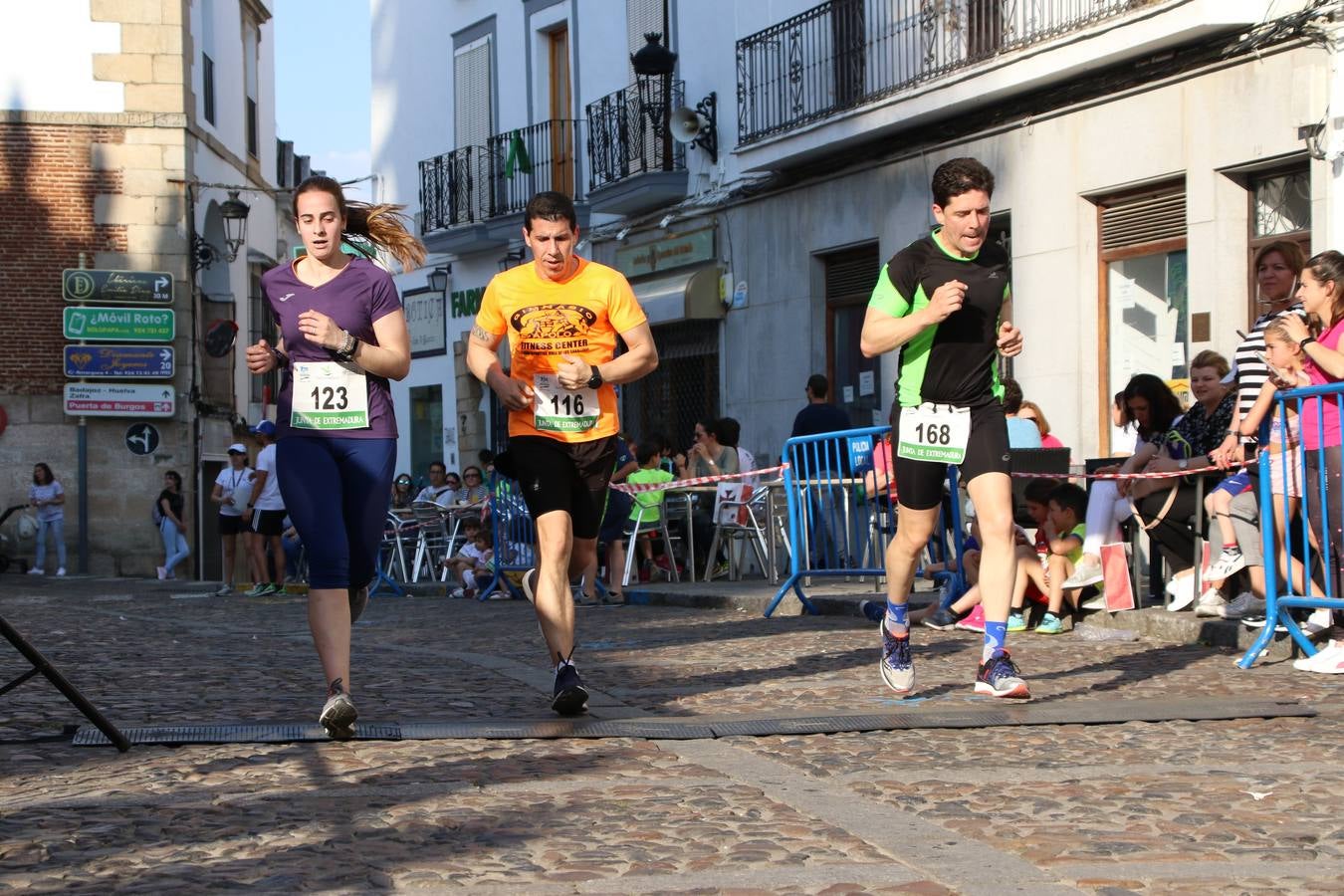 La Plaza de España de Jerez de los Caballeros acogió, ayer, la XXI Carrera Popular y VIII Caminata por la Salud y Solidaridad, organizada por la Concejalía de Juventud y Deportes del Ayuntamiento de Jerez con el apoyo del Programa de Dinamización Deportiva de la Mancomunidad Sierra Suroeste. Esta edición congregó a más de 250 participantes entre todas las categorías y se recaudaron 84 kilos de alimentos y 75 euros destinados a Cruz Roja en Jerez. La citada prueba se consagra, año tras año, como una de las citas deportivas ineludibles y más esperadas por los jerezanos y jerezanas. 