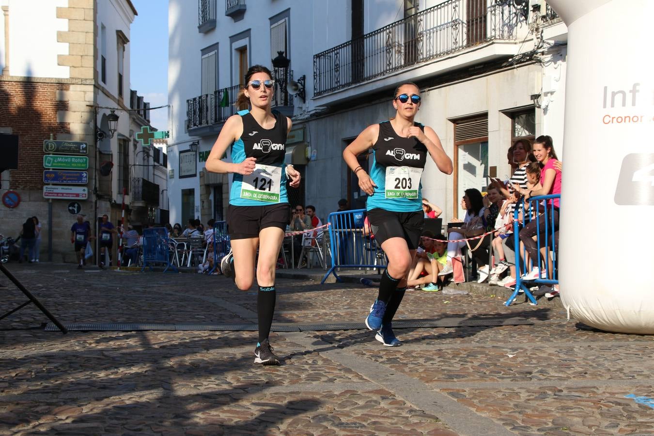 La Plaza de España de Jerez de los Caballeros acogió, ayer, la XXI Carrera Popular y VIII Caminata por la Salud y Solidaridad, organizada por la Concejalía de Juventud y Deportes del Ayuntamiento de Jerez con el apoyo del Programa de Dinamización Deportiva de la Mancomunidad Sierra Suroeste. Esta edición congregó a más de 250 participantes entre todas las categorías y se recaudaron 84 kilos de alimentos y 75 euros destinados a Cruz Roja en Jerez. La citada prueba se consagra, año tras año, como una de las citas deportivas ineludibles y más esperadas por los jerezanos y jerezanas. 