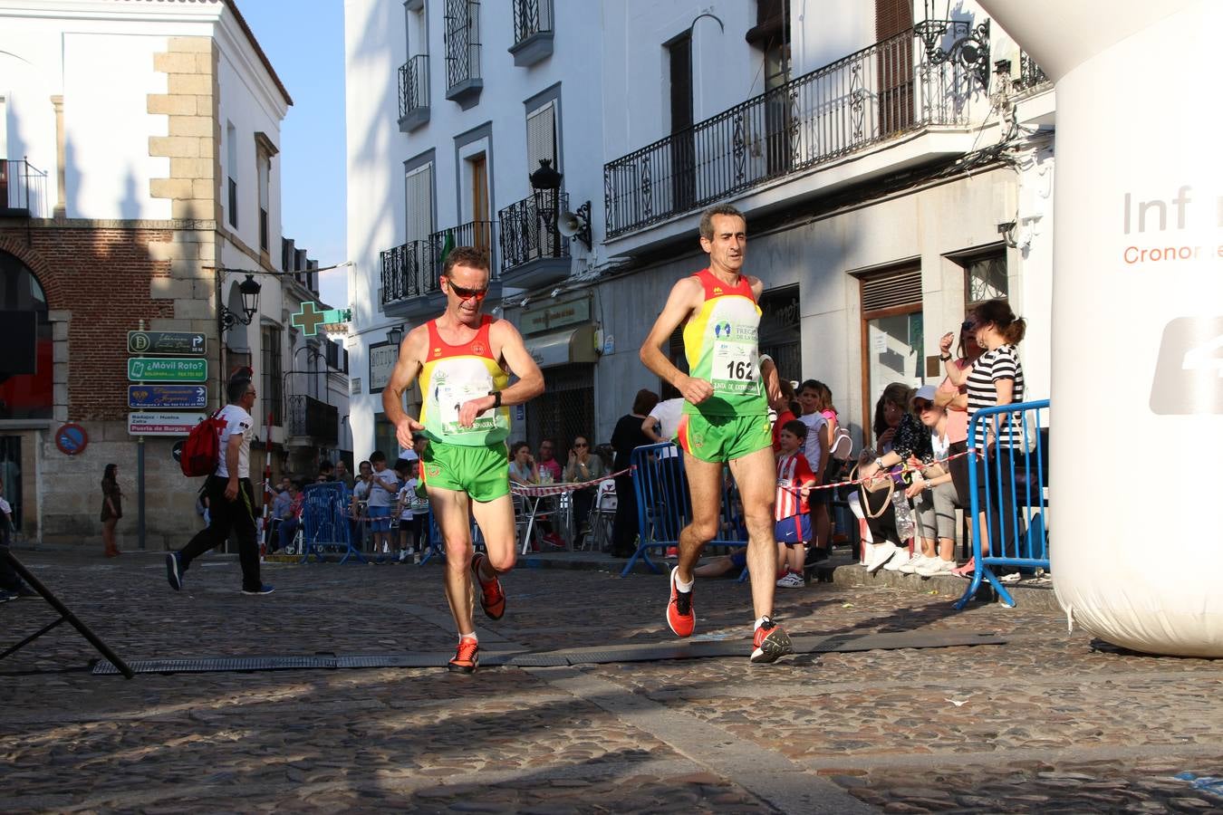 La Plaza de España de Jerez de los Caballeros acogió, ayer, la XXI Carrera Popular y VIII Caminata por la Salud y Solidaridad, organizada por la Concejalía de Juventud y Deportes del Ayuntamiento de Jerez con el apoyo del Programa de Dinamización Deportiva de la Mancomunidad Sierra Suroeste. Esta edición congregó a más de 250 participantes entre todas las categorías y se recaudaron 84 kilos de alimentos y 75 euros destinados a Cruz Roja en Jerez. La citada prueba se consagra, año tras año, como una de las citas deportivas ineludibles y más esperadas por los jerezanos y jerezanas. 