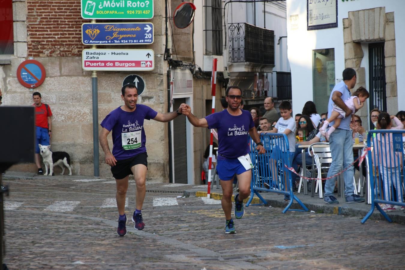 La Plaza de España de Jerez de los Caballeros acogió, ayer, la XXI Carrera Popular y VIII Caminata por la Salud y Solidaridad, organizada por la Concejalía de Juventud y Deportes del Ayuntamiento de Jerez con el apoyo del Programa de Dinamización Deportiva de la Mancomunidad Sierra Suroeste. Esta edición congregó a más de 250 participantes entre todas las categorías y se recaudaron 84 kilos de alimentos y 75 euros destinados a Cruz Roja en Jerez. La citada prueba se consagra, año tras año, como una de las citas deportivas ineludibles y más esperadas por los jerezanos y jerezanas. 