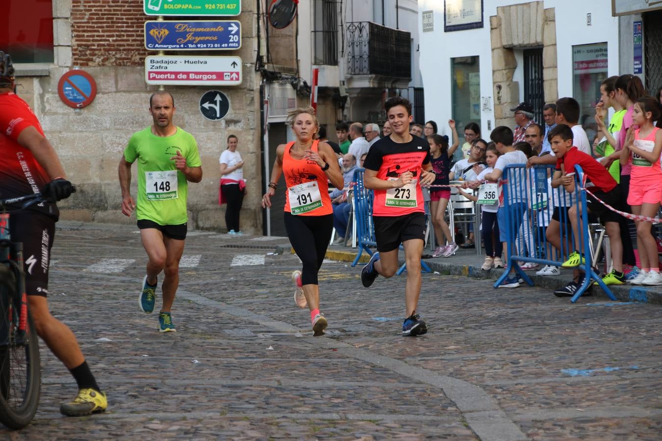 La Plaza de España de Jerez de los Caballeros acogió, ayer, la XXI Carrera Popular y VIII Caminata por la Salud y Solidaridad, organizada por la Concejalía de Juventud y Deportes del Ayuntamiento de Jerez con el apoyo del Programa de Dinamización Deportiva de la Mancomunidad Sierra Suroeste. Esta edición congregó a más de 250 participantes entre todas las categorías y se recaudaron 84 kilos de alimentos y 75 euros destinados a Cruz Roja en Jerez. La citada prueba se consagra, año tras año, como una de las citas deportivas ineludibles y más esperadas por los jerezanos y jerezanas. 