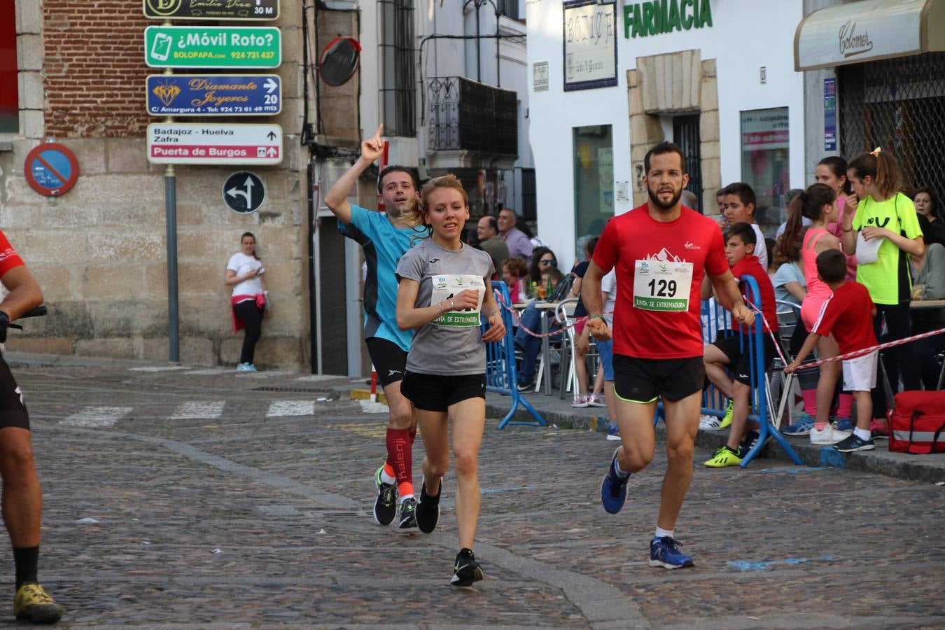 La Plaza de España de Jerez de los Caballeros acogió, ayer, la XXI Carrera Popular y VIII Caminata por la Salud y Solidaridad, organizada por la Concejalía de Juventud y Deportes del Ayuntamiento de Jerez con el apoyo del Programa de Dinamización Deportiva de la Mancomunidad Sierra Suroeste. Esta edición congregó a más de 250 participantes entre todas las categorías y se recaudaron 84 kilos de alimentos y 75 euros destinados a Cruz Roja en Jerez. La citada prueba se consagra, año tras año, como una de las citas deportivas ineludibles y más esperadas por los jerezanos y jerezanas. 