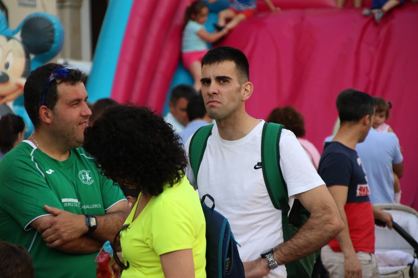La Plaza de España de Jerez de los Caballeros acogió, ayer, la XXI Carrera Popular y VIII Caminata por la Salud y Solidaridad, organizada por la Concejalía de Juventud y Deportes del Ayuntamiento de Jerez con el apoyo del Programa de Dinamización Deportiva de la Mancomunidad Sierra Suroeste. Esta edición congregó a más de 250 participantes entre todas las categorías y se recaudaron 84 kilos de alimentos y 75 euros destinados a Cruz Roja en Jerez. La citada prueba se consagra, año tras año, como una de las citas deportivas ineludibles y más esperadas por los jerezanos y jerezanas. 