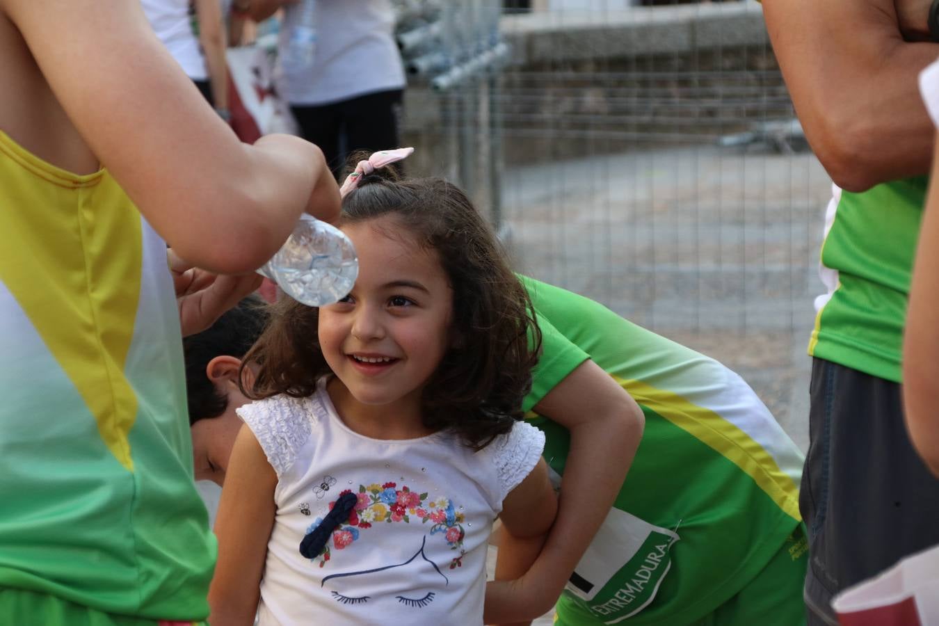 La Plaza de España de Jerez de los Caballeros acogió, ayer, la XXI Carrera Popular y VIII Caminata por la Salud y Solidaridad, organizada por la Concejalía de Juventud y Deportes del Ayuntamiento de Jerez con el apoyo del Programa de Dinamización Deportiva de la Mancomunidad Sierra Suroeste. Esta edición congregó a más de 250 participantes entre todas las categorías y se recaudaron 84 kilos de alimentos y 75 euros destinados a Cruz Roja en Jerez. La citada prueba se consagra, año tras año, como una de las citas deportivas ineludibles y más esperadas por los jerezanos y jerezanas. 