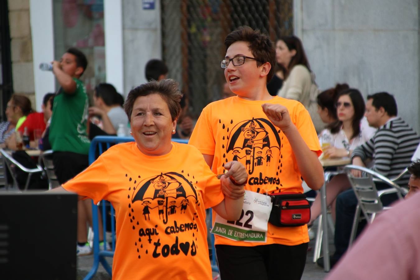 La Plaza de España de Jerez de los Caballeros acogió, ayer, la XXI Carrera Popular y VIII Caminata por la Salud y Solidaridad, organizada por la Concejalía de Juventud y Deportes del Ayuntamiento de Jerez con el apoyo del Programa de Dinamización Deportiva de la Mancomunidad Sierra Suroeste. Esta edición congregó a más de 250 participantes entre todas las categorías y se recaudaron 84 kilos de alimentos y 75 euros destinados a Cruz Roja en Jerez. La citada prueba se consagra, año tras año, como una de las citas deportivas ineludibles y más esperadas por los jerezanos y jerezanas. 