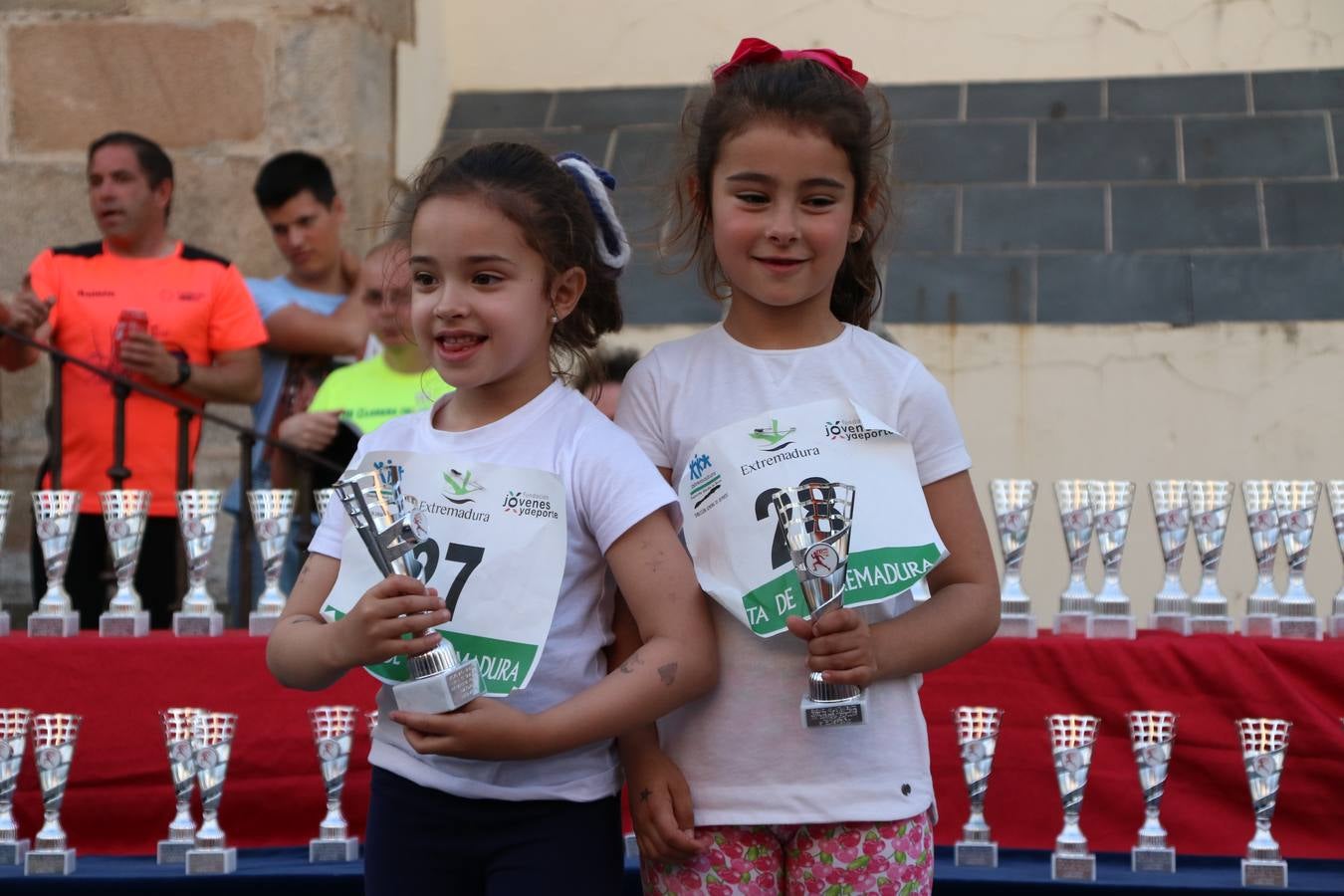 La Plaza de España de Jerez de los Caballeros acogió, ayer, la XXI Carrera Popular y VIII Caminata por la Salud y Solidaridad, organizada por la Concejalía de Juventud y Deportes del Ayuntamiento de Jerez con el apoyo del Programa de Dinamización Deportiva de la Mancomunidad Sierra Suroeste. Esta edición congregó a más de 250 participantes entre todas las categorías y se recaudaron 84 kilos de alimentos y 75 euros destinados a Cruz Roja en Jerez. La citada prueba se consagra, año tras año, como una de las citas deportivas ineludibles y más esperadas por los jerezanos y jerezanas. 