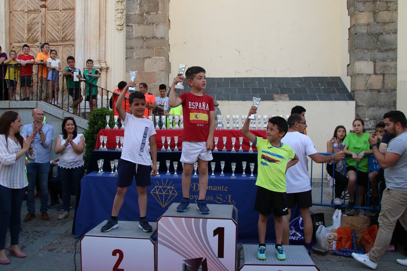 La Plaza de España de Jerez de los Caballeros acogió, ayer, la XXI Carrera Popular y VIII Caminata por la Salud y Solidaridad, organizada por la Concejalía de Juventud y Deportes del Ayuntamiento de Jerez con el apoyo del Programa de Dinamización Deportiva de la Mancomunidad Sierra Suroeste. Esta edición congregó a más de 250 participantes entre todas las categorías y se recaudaron 84 kilos de alimentos y 75 euros destinados a Cruz Roja en Jerez. La citada prueba se consagra, año tras año, como una de las citas deportivas ineludibles y más esperadas por los jerezanos y jerezanas. 