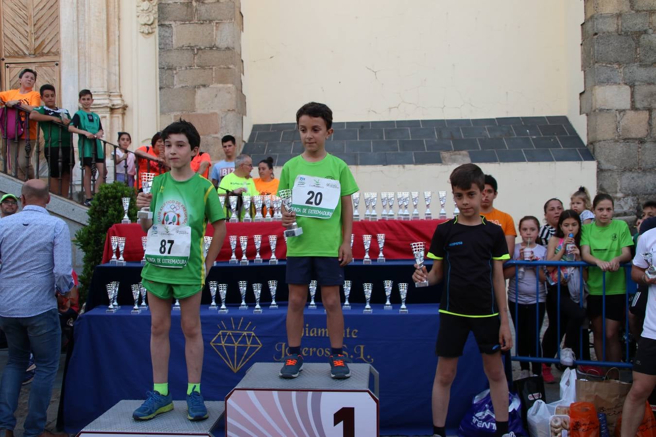 La Plaza de España de Jerez de los Caballeros acogió, ayer, la XXI Carrera Popular y VIII Caminata por la Salud y Solidaridad, organizada por la Concejalía de Juventud y Deportes del Ayuntamiento de Jerez con el apoyo del Programa de Dinamización Deportiva de la Mancomunidad Sierra Suroeste. Esta edición congregó a más de 250 participantes entre todas las categorías y se recaudaron 84 kilos de alimentos y 75 euros destinados a Cruz Roja en Jerez. La citada prueba se consagra, año tras año, como una de las citas deportivas ineludibles y más esperadas por los jerezanos y jerezanas. 