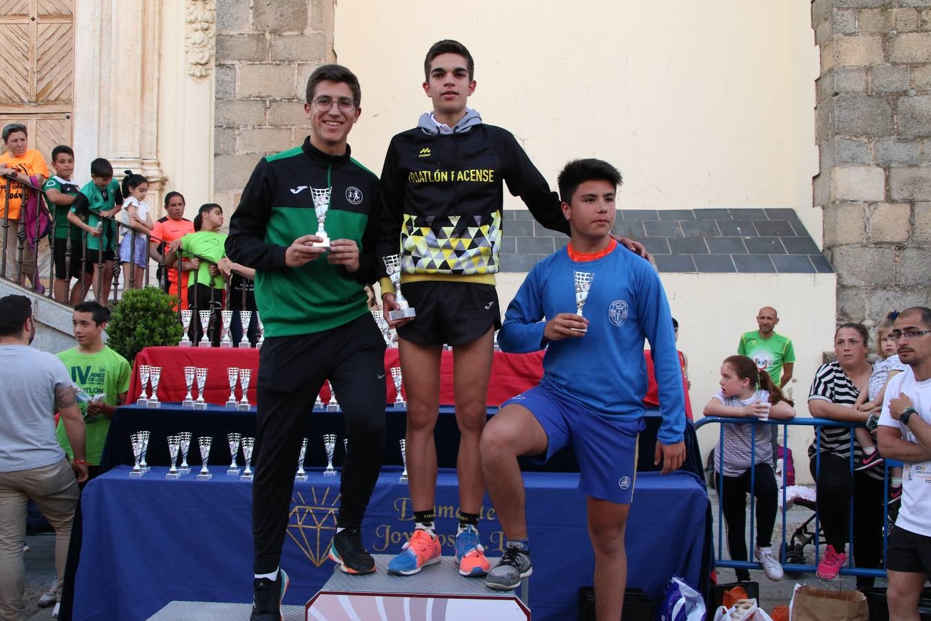La Plaza de España de Jerez de los Caballeros acogió, ayer, la XXI Carrera Popular y VIII Caminata por la Salud y Solidaridad, organizada por la Concejalía de Juventud y Deportes del Ayuntamiento de Jerez con el apoyo del Programa de Dinamización Deportiva de la Mancomunidad Sierra Suroeste. Esta edición congregó a más de 250 participantes entre todas las categorías y se recaudaron 84 kilos de alimentos y 75 euros destinados a Cruz Roja en Jerez. La citada prueba se consagra, año tras año, como una de las citas deportivas ineludibles y más esperadas por los jerezanos y jerezanas. 