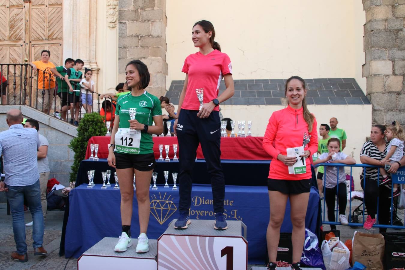 La Plaza de España de Jerez de los Caballeros acogió, ayer, la XXI Carrera Popular y VIII Caminata por la Salud y Solidaridad, organizada por la Concejalía de Juventud y Deportes del Ayuntamiento de Jerez con el apoyo del Programa de Dinamización Deportiva de la Mancomunidad Sierra Suroeste. Esta edición congregó a más de 250 participantes entre todas las categorías y se recaudaron 84 kilos de alimentos y 75 euros destinados a Cruz Roja en Jerez. La citada prueba se consagra, año tras año, como una de las citas deportivas ineludibles y más esperadas por los jerezanos y jerezanas. 