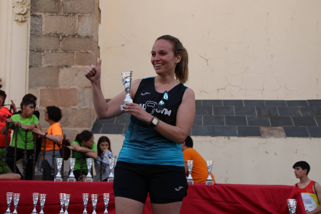 La Plaza de España de Jerez de los Caballeros acogió, ayer, la XXI Carrera Popular y VIII Caminata por la Salud y Solidaridad, organizada por la Concejalía de Juventud y Deportes del Ayuntamiento de Jerez con el apoyo del Programa de Dinamización Deportiva de la Mancomunidad Sierra Suroeste. Esta edición congregó a más de 250 participantes entre todas las categorías y se recaudaron 84 kilos de alimentos y 75 euros destinados a Cruz Roja en Jerez. La citada prueba se consagra, año tras año, como una de las citas deportivas ineludibles y más esperadas por los jerezanos y jerezanas. 