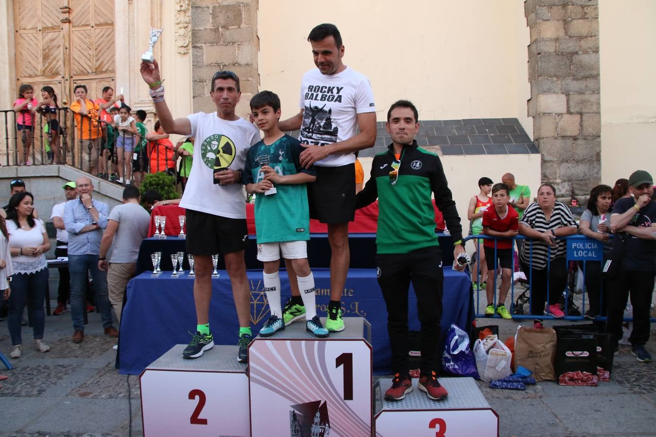 La Plaza de España de Jerez de los Caballeros acogió, ayer, la XXI Carrera Popular y VIII Caminata por la Salud y Solidaridad, organizada por la Concejalía de Juventud y Deportes del Ayuntamiento de Jerez con el apoyo del Programa de Dinamización Deportiva de la Mancomunidad Sierra Suroeste. Esta edición congregó a más de 250 participantes entre todas las categorías y se recaudaron 84 kilos de alimentos y 75 euros destinados a Cruz Roja en Jerez. La citada prueba se consagra, año tras año, como una de las citas deportivas ineludibles y más esperadas por los jerezanos y jerezanas. 