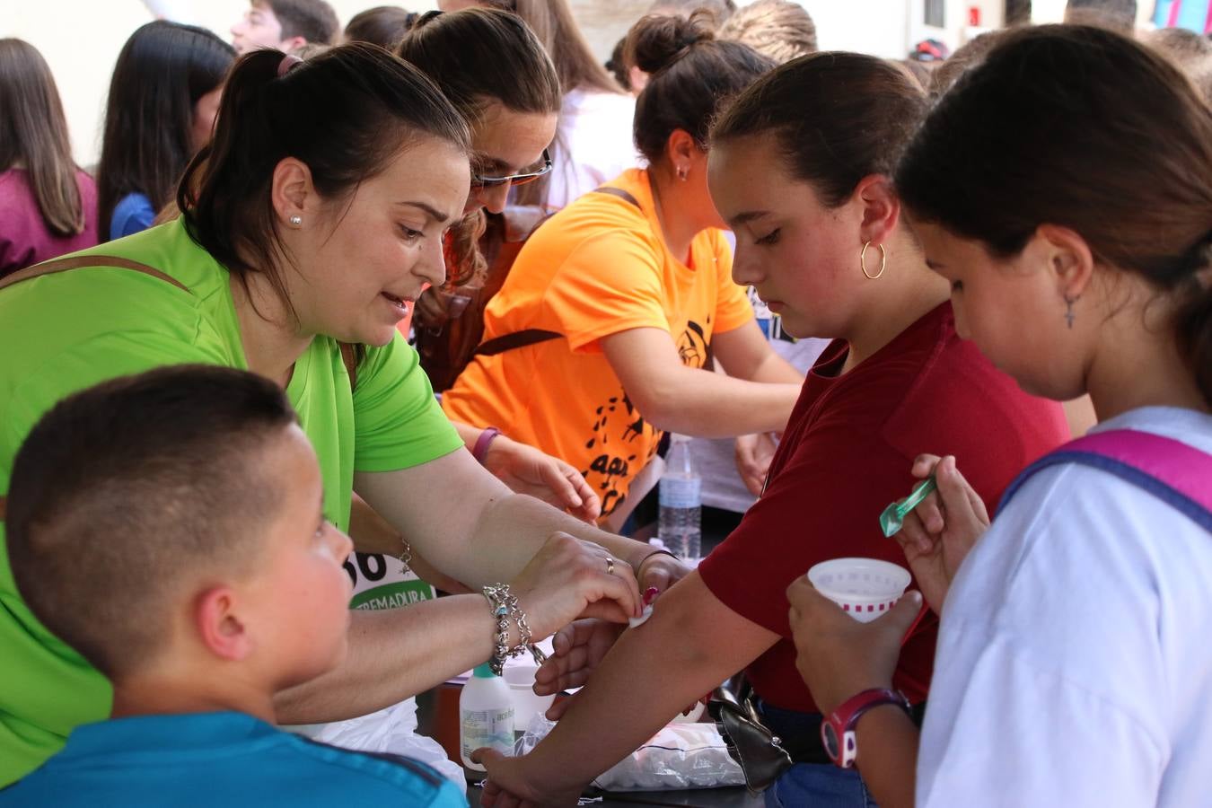 La Plaza de España de Jerez de los Caballeros acogió, ayer, la XXI Carrera Popular y VIII Caminata por la Salud y Solidaridad, organizada por la Concejalía de Juventud y Deportes del Ayuntamiento de Jerez con el apoyo del Programa de Dinamización Deportiva de la Mancomunidad Sierra Suroeste. Esta edición congregó a más de 250 participantes entre todas las categorías y se recaudaron 84 kilos de alimentos y 75 euros destinados a Cruz Roja en Jerez. La citada prueba se consagra, año tras año, como una de las citas deportivas ineludibles y más esperadas por los jerezanos y jerezanas. 