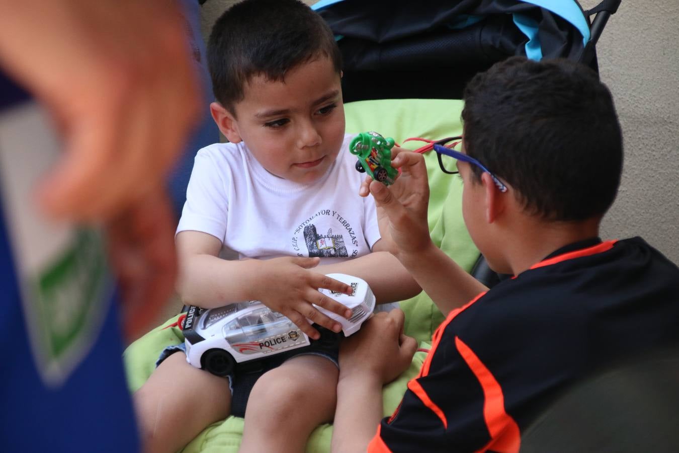 La Plaza de España de Jerez de los Caballeros acogió, ayer, la XXI Carrera Popular y VIII Caminata por la Salud y Solidaridad, organizada por la Concejalía de Juventud y Deportes del Ayuntamiento de Jerez con el apoyo del Programa de Dinamización Deportiva de la Mancomunidad Sierra Suroeste. Esta edición congregó a más de 250 participantes entre todas las categorías y se recaudaron 84 kilos de alimentos y 75 euros destinados a Cruz Roja en Jerez. La citada prueba se consagra, año tras año, como una de las citas deportivas ineludibles y más esperadas por los jerezanos y jerezanas. 