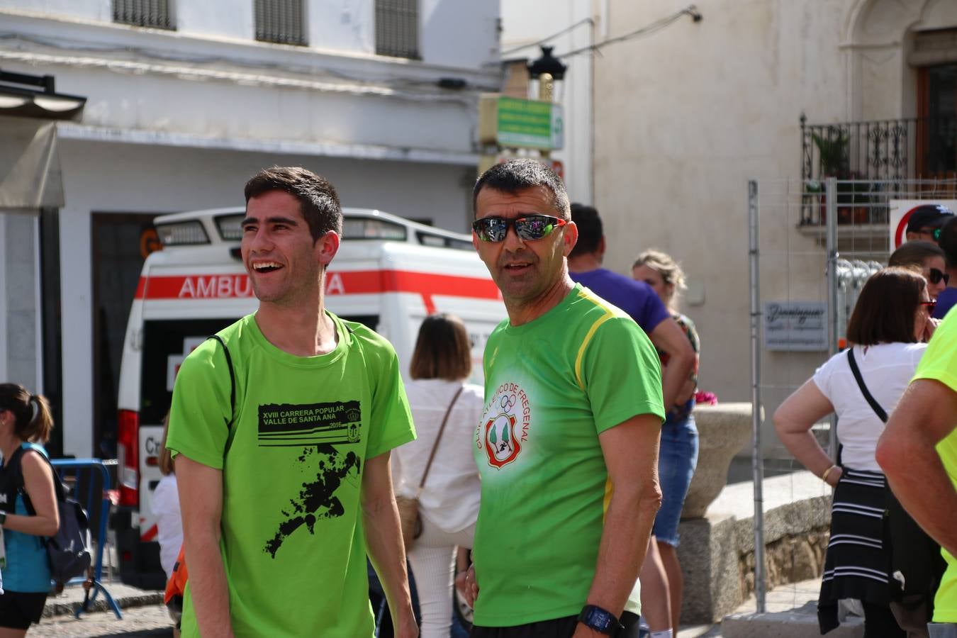 La Plaza de España de Jerez de los Caballeros acogió, ayer, la XXI Carrera Popular y VIII Caminata por la Salud y Solidaridad, organizada por la Concejalía de Juventud y Deportes del Ayuntamiento de Jerez con el apoyo del Programa de Dinamización Deportiva de la Mancomunidad Sierra Suroeste. Esta edición congregó a más de 250 participantes entre todas las categorías y se recaudaron 84 kilos de alimentos y 75 euros destinados a Cruz Roja en Jerez. La citada prueba se consagra, año tras año, como una de las citas deportivas ineludibles y más esperadas por los jerezanos y jerezanas. 