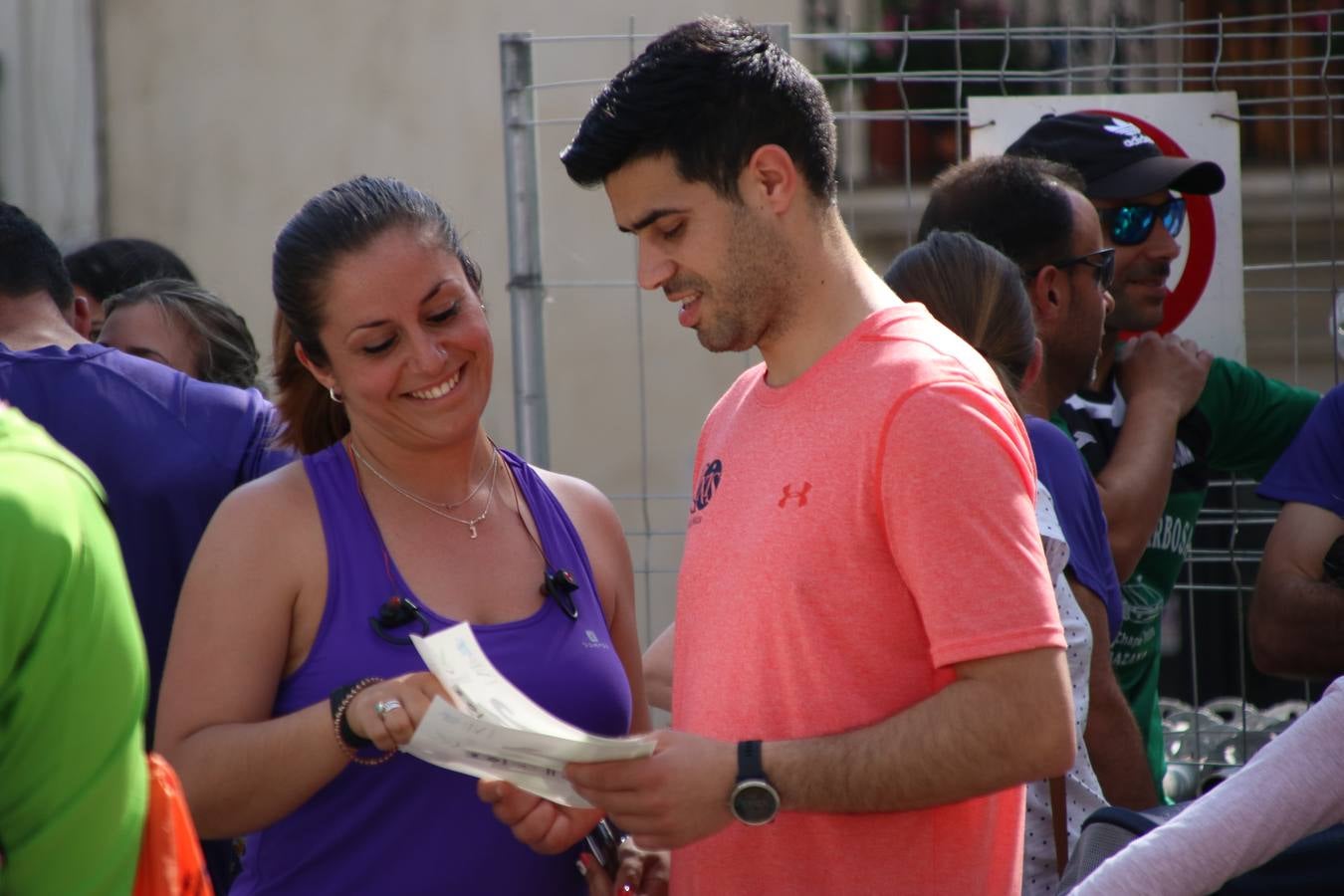 La Plaza de España de Jerez de los Caballeros acogió, ayer, la XXI Carrera Popular y VIII Caminata por la Salud y Solidaridad, organizada por la Concejalía de Juventud y Deportes del Ayuntamiento de Jerez con el apoyo del Programa de Dinamización Deportiva de la Mancomunidad Sierra Suroeste. Esta edición congregó a más de 250 participantes entre todas las categorías y se recaudaron 84 kilos de alimentos y 75 euros destinados a Cruz Roja en Jerez. La citada prueba se consagra, año tras año, como una de las citas deportivas ineludibles y más esperadas por los jerezanos y jerezanas. 
