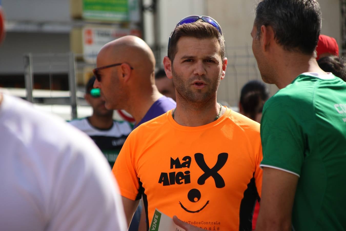 La Plaza de España de Jerez de los Caballeros acogió, ayer, la XXI Carrera Popular y VIII Caminata por la Salud y Solidaridad, organizada por la Concejalía de Juventud y Deportes del Ayuntamiento de Jerez con el apoyo del Programa de Dinamización Deportiva de la Mancomunidad Sierra Suroeste. Esta edición congregó a más de 250 participantes entre todas las categorías y se recaudaron 84 kilos de alimentos y 75 euros destinados a Cruz Roja en Jerez. La citada prueba se consagra, año tras año, como una de las citas deportivas ineludibles y más esperadas por los jerezanos y jerezanas. 