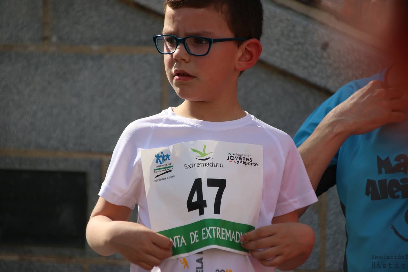La Plaza de España de Jerez de los Caballeros acogió, ayer, la XXI Carrera Popular y VIII Caminata por la Salud y Solidaridad, organizada por la Concejalía de Juventud y Deportes del Ayuntamiento de Jerez con el apoyo del Programa de Dinamización Deportiva de la Mancomunidad Sierra Suroeste. Esta edición congregó a más de 250 participantes entre todas las categorías y se recaudaron 84 kilos de alimentos y 75 euros destinados a Cruz Roja en Jerez. La citada prueba se consagra, año tras año, como una de las citas deportivas ineludibles y más esperadas por los jerezanos y jerezanas. 