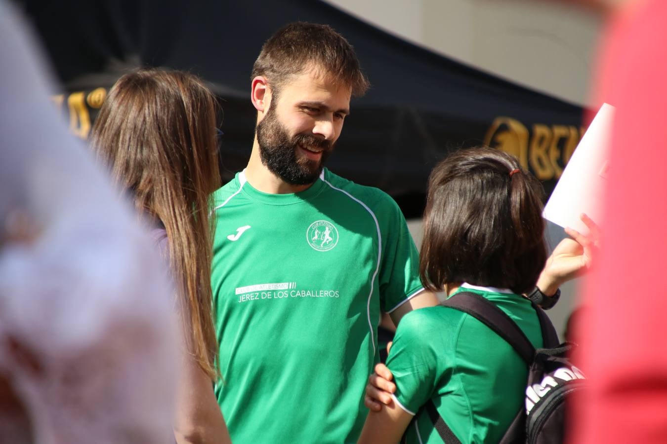 La Plaza de España de Jerez de los Caballeros acogió, ayer, la XXI Carrera Popular y VIII Caminata por la Salud y Solidaridad, organizada por la Concejalía de Juventud y Deportes del Ayuntamiento de Jerez con el apoyo del Programa de Dinamización Deportiva de la Mancomunidad Sierra Suroeste. Esta edición congregó a más de 250 participantes entre todas las categorías y se recaudaron 84 kilos de alimentos y 75 euros destinados a Cruz Roja en Jerez. La citada prueba se consagra, año tras año, como una de las citas deportivas ineludibles y más esperadas por los jerezanos y jerezanas. 