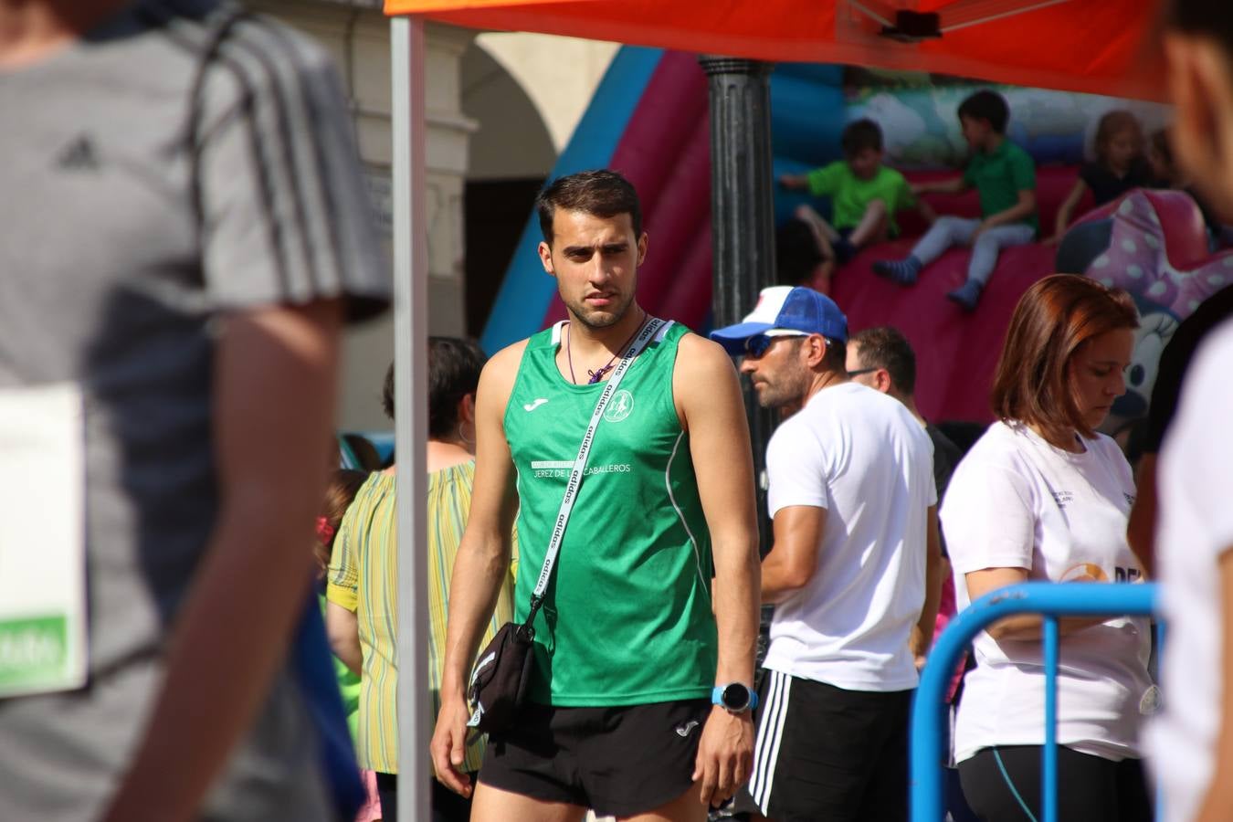 La Plaza de España de Jerez de los Caballeros acogió, ayer, la XXI Carrera Popular y VIII Caminata por la Salud y Solidaridad, organizada por la Concejalía de Juventud y Deportes del Ayuntamiento de Jerez con el apoyo del Programa de Dinamización Deportiva de la Mancomunidad Sierra Suroeste. Esta edición congregó a más de 250 participantes entre todas las categorías y se recaudaron 84 kilos de alimentos y 75 euros destinados a Cruz Roja en Jerez. La citada prueba se consagra, año tras año, como una de las citas deportivas ineludibles y más esperadas por los jerezanos y jerezanas. 