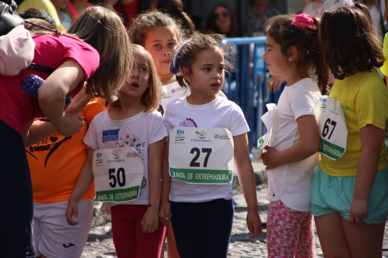La Plaza de España de Jerez de los Caballeros acogió, ayer, la XXI Carrera Popular y VIII Caminata por la Salud y Solidaridad, organizada por la Concejalía de Juventud y Deportes del Ayuntamiento de Jerez con el apoyo del Programa de Dinamización Deportiva de la Mancomunidad Sierra Suroeste. Esta edición congregó a más de 250 participantes entre todas las categorías y se recaudaron 84 kilos de alimentos y 75 euros destinados a Cruz Roja en Jerez. La citada prueba se consagra, año tras año, como una de las citas deportivas ineludibles y más esperadas por los jerezanos y jerezanas. 