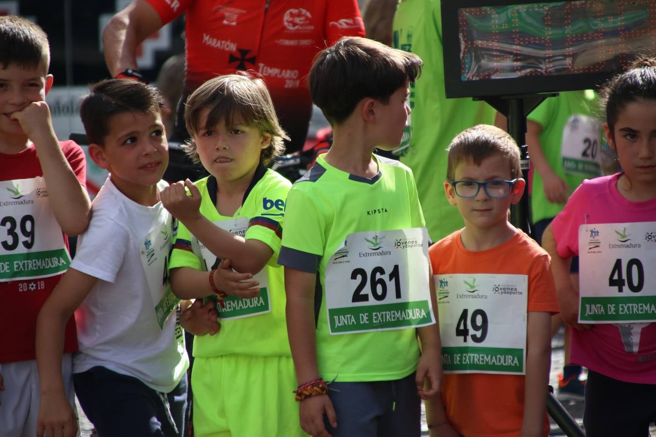 La Plaza de España de Jerez de los Caballeros acogió, ayer, la XXI Carrera Popular y VIII Caminata por la Salud y Solidaridad, organizada por la Concejalía de Juventud y Deportes del Ayuntamiento de Jerez con el apoyo del Programa de Dinamización Deportiva de la Mancomunidad Sierra Suroeste. Esta edición congregó a más de 250 participantes entre todas las categorías y se recaudaron 84 kilos de alimentos y 75 euros destinados a Cruz Roja en Jerez. La citada prueba se consagra, año tras año, como una de las citas deportivas ineludibles y más esperadas por los jerezanos y jerezanas. 