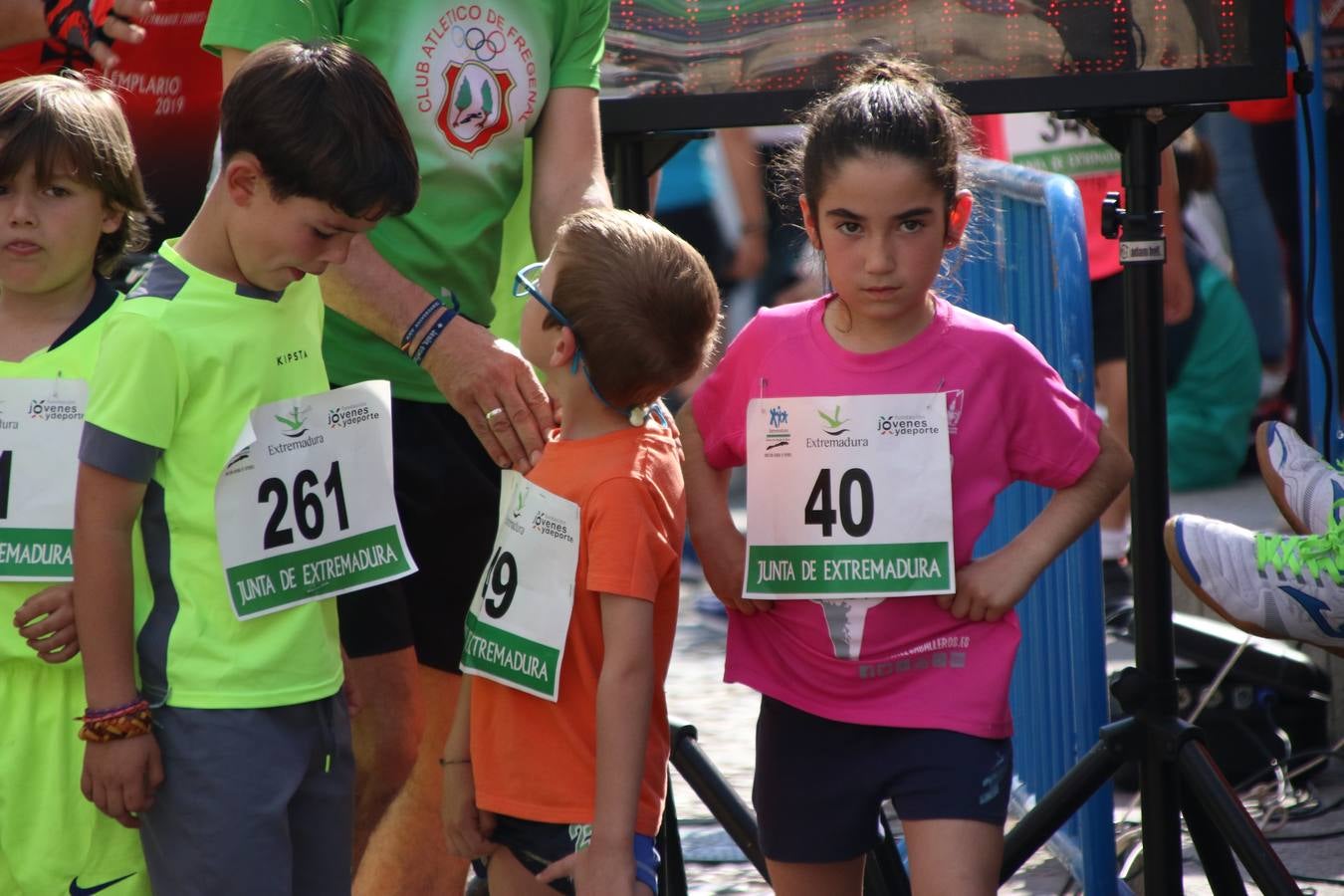 La Plaza de España de Jerez de los Caballeros acogió, ayer, la XXI Carrera Popular y VIII Caminata por la Salud y Solidaridad, organizada por la Concejalía de Juventud y Deportes del Ayuntamiento de Jerez con el apoyo del Programa de Dinamización Deportiva de la Mancomunidad Sierra Suroeste. Esta edición congregó a más de 250 participantes entre todas las categorías y se recaudaron 84 kilos de alimentos y 75 euros destinados a Cruz Roja en Jerez. La citada prueba se consagra, año tras año, como una de las citas deportivas ineludibles y más esperadas por los jerezanos y jerezanas. 