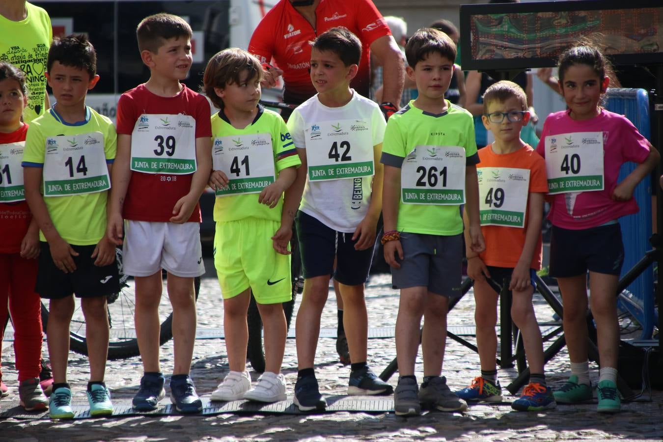 La Plaza de España de Jerez de los Caballeros acogió, ayer, la XXI Carrera Popular y VIII Caminata por la Salud y Solidaridad, organizada por la Concejalía de Juventud y Deportes del Ayuntamiento de Jerez con el apoyo del Programa de Dinamización Deportiva de la Mancomunidad Sierra Suroeste. Esta edición congregó a más de 250 participantes entre todas las categorías y se recaudaron 84 kilos de alimentos y 75 euros destinados a Cruz Roja en Jerez. La citada prueba se consagra, año tras año, como una de las citas deportivas ineludibles y más esperadas por los jerezanos y jerezanas. 