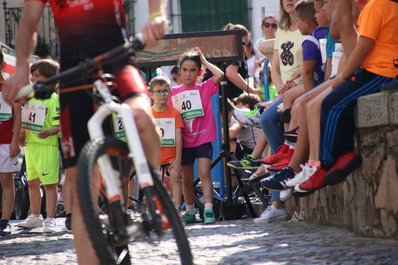 La Plaza de España de Jerez de los Caballeros acogió, ayer, la XXI Carrera Popular y VIII Caminata por la Salud y Solidaridad, organizada por la Concejalía de Juventud y Deportes del Ayuntamiento de Jerez con el apoyo del Programa de Dinamización Deportiva de la Mancomunidad Sierra Suroeste. Esta edición congregó a más de 250 participantes entre todas las categorías y se recaudaron 84 kilos de alimentos y 75 euros destinados a Cruz Roja en Jerez. La citada prueba se consagra, año tras año, como una de las citas deportivas ineludibles y más esperadas por los jerezanos y jerezanas. 