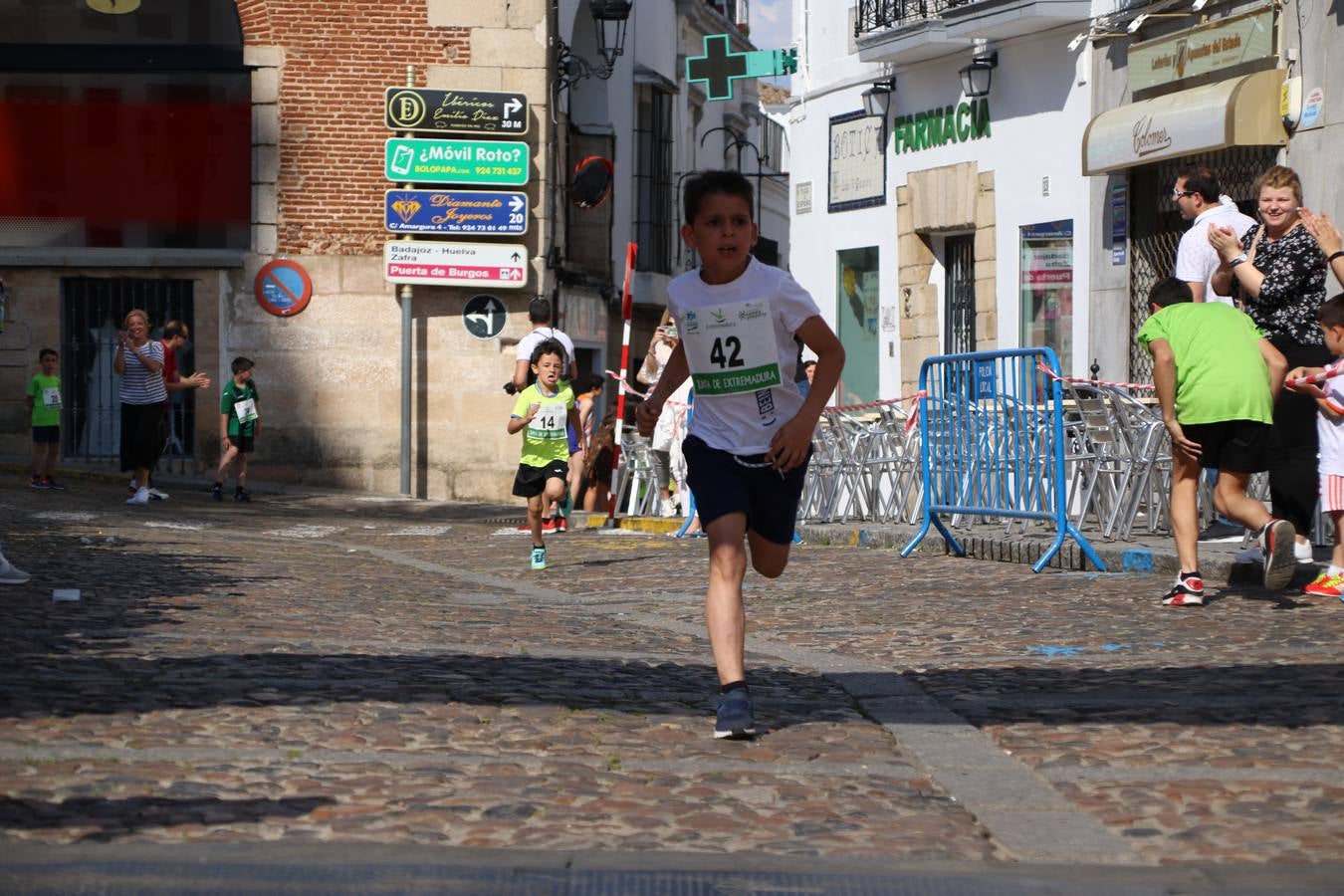 La Plaza de España de Jerez de los Caballeros acogió, ayer, la XXI Carrera Popular y VIII Caminata por la Salud y Solidaridad, organizada por la Concejalía de Juventud y Deportes del Ayuntamiento de Jerez con el apoyo del Programa de Dinamización Deportiva de la Mancomunidad Sierra Suroeste. Esta edición congregó a más de 250 participantes entre todas las categorías y se recaudaron 84 kilos de alimentos y 75 euros destinados a Cruz Roja en Jerez. La citada prueba se consagra, año tras año, como una de las citas deportivas ineludibles y más esperadas por los jerezanos y jerezanas. 
