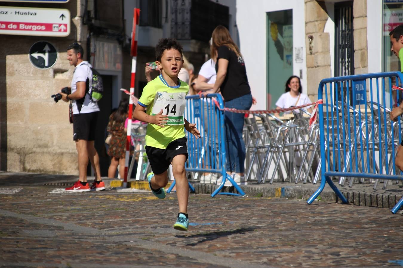 La Plaza de España de Jerez de los Caballeros acogió, ayer, la XXI Carrera Popular y VIII Caminata por la Salud y Solidaridad, organizada por la Concejalía de Juventud y Deportes del Ayuntamiento de Jerez con el apoyo del Programa de Dinamización Deportiva de la Mancomunidad Sierra Suroeste. Esta edición congregó a más de 250 participantes entre todas las categorías y se recaudaron 84 kilos de alimentos y 75 euros destinados a Cruz Roja en Jerez. La citada prueba se consagra, año tras año, como una de las citas deportivas ineludibles y más esperadas por los jerezanos y jerezanas. 