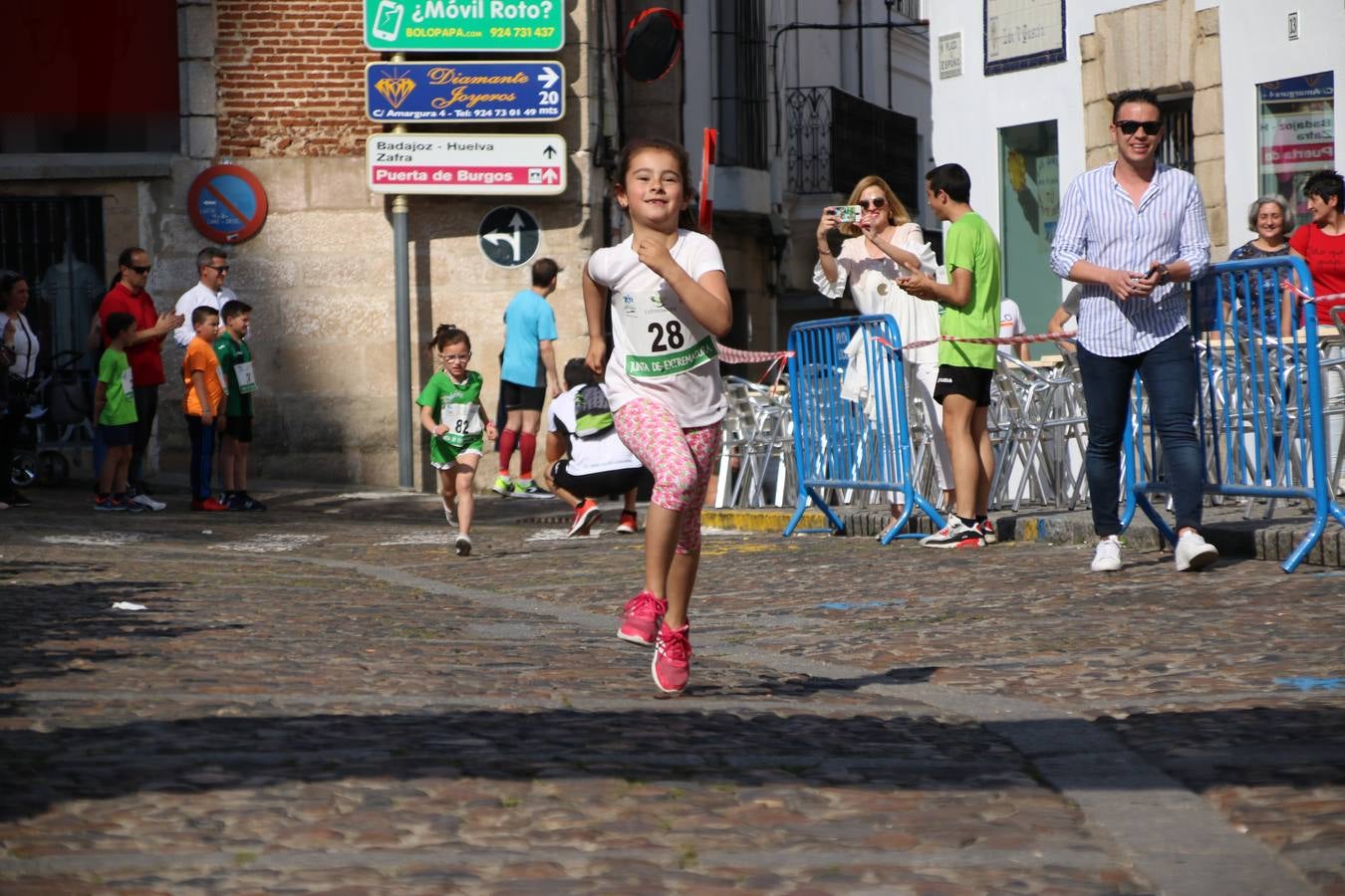 La Plaza de España de Jerez de los Caballeros acogió, ayer, la XXI Carrera Popular y VIII Caminata por la Salud y Solidaridad, organizada por la Concejalía de Juventud y Deportes del Ayuntamiento de Jerez con el apoyo del Programa de Dinamización Deportiva de la Mancomunidad Sierra Suroeste. Esta edición congregó a más de 250 participantes entre todas las categorías y se recaudaron 84 kilos de alimentos y 75 euros destinados a Cruz Roja en Jerez. La citada prueba se consagra, año tras año, como una de las citas deportivas ineludibles y más esperadas por los jerezanos y jerezanas. 