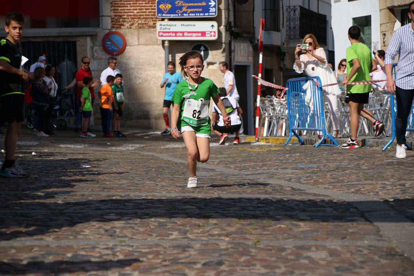 La Plaza de España de Jerez de los Caballeros acogió, ayer, la XXI Carrera Popular y VIII Caminata por la Salud y Solidaridad, organizada por la Concejalía de Juventud y Deportes del Ayuntamiento de Jerez con el apoyo del Programa de Dinamización Deportiva de la Mancomunidad Sierra Suroeste. Esta edición congregó a más de 250 participantes entre todas las categorías y se recaudaron 84 kilos de alimentos y 75 euros destinados a Cruz Roja en Jerez. La citada prueba se consagra, año tras año, como una de las citas deportivas ineludibles y más esperadas por los jerezanos y jerezanas. 