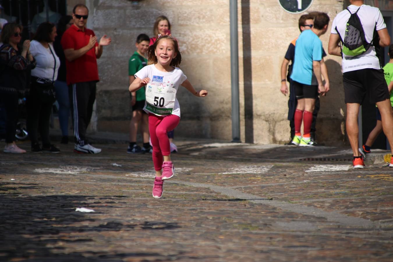 La Plaza de España de Jerez de los Caballeros acogió, ayer, la XXI Carrera Popular y VIII Caminata por la Salud y Solidaridad, organizada por la Concejalía de Juventud y Deportes del Ayuntamiento de Jerez con el apoyo del Programa de Dinamización Deportiva de la Mancomunidad Sierra Suroeste. Esta edición congregó a más de 250 participantes entre todas las categorías y se recaudaron 84 kilos de alimentos y 75 euros destinados a Cruz Roja en Jerez. La citada prueba se consagra, año tras año, como una de las citas deportivas ineludibles y más esperadas por los jerezanos y jerezanas. 