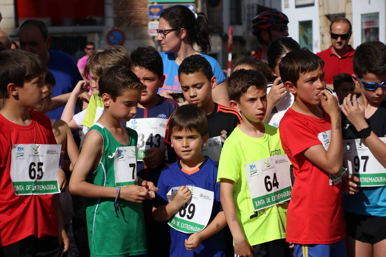 La Plaza de España de Jerez de los Caballeros acogió, ayer, la XXI Carrera Popular y VIII Caminata por la Salud y Solidaridad, organizada por la Concejalía de Juventud y Deportes del Ayuntamiento de Jerez con el apoyo del Programa de Dinamización Deportiva de la Mancomunidad Sierra Suroeste. Esta edición congregó a más de 250 participantes entre todas las categorías y se recaudaron 84 kilos de alimentos y 75 euros destinados a Cruz Roja en Jerez. La citada prueba se consagra, año tras año, como una de las citas deportivas ineludibles y más esperadas por los jerezanos y jerezanas. 