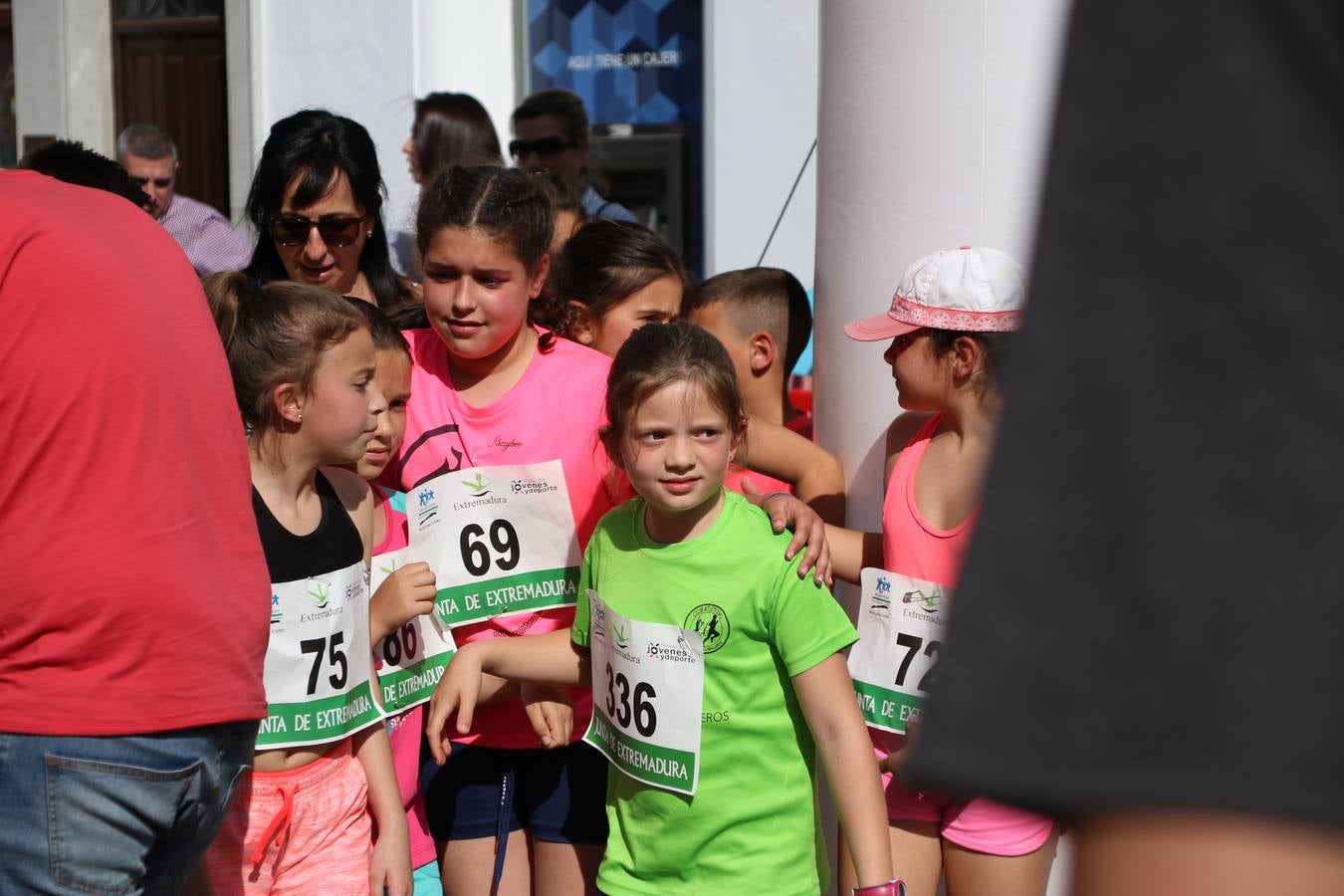 La Plaza de España de Jerez de los Caballeros acogió, ayer, la XXI Carrera Popular y VIII Caminata por la Salud y Solidaridad, organizada por la Concejalía de Juventud y Deportes del Ayuntamiento de Jerez con el apoyo del Programa de Dinamización Deportiva de la Mancomunidad Sierra Suroeste. Esta edición congregó a más de 250 participantes entre todas las categorías y se recaudaron 84 kilos de alimentos y 75 euros destinados a Cruz Roja en Jerez. La citada prueba se consagra, año tras año, como una de las citas deportivas ineludibles y más esperadas por los jerezanos y jerezanas. 