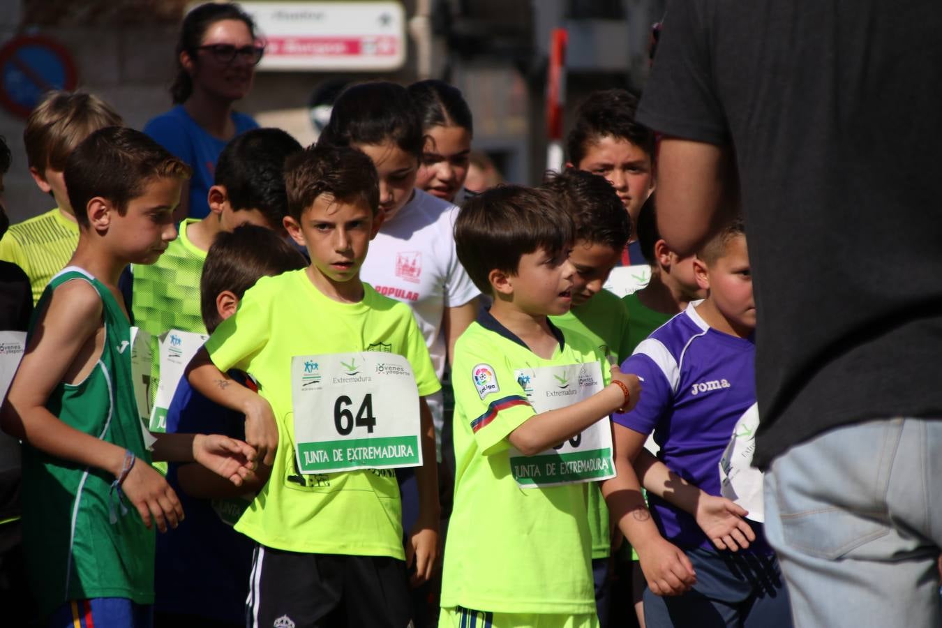 La Plaza de España de Jerez de los Caballeros acogió, ayer, la XXI Carrera Popular y VIII Caminata por la Salud y Solidaridad, organizada por la Concejalía de Juventud y Deportes del Ayuntamiento de Jerez con el apoyo del Programa de Dinamización Deportiva de la Mancomunidad Sierra Suroeste. Esta edición congregó a más de 250 participantes entre todas las categorías y se recaudaron 84 kilos de alimentos y 75 euros destinados a Cruz Roja en Jerez. La citada prueba se consagra, año tras año, como una de las citas deportivas ineludibles y más esperadas por los jerezanos y jerezanas. 