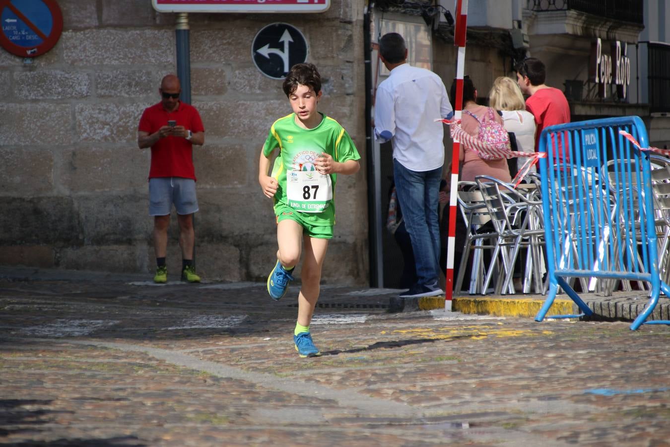 La Plaza de España de Jerez de los Caballeros acogió, ayer, la XXI Carrera Popular y VIII Caminata por la Salud y Solidaridad, organizada por la Concejalía de Juventud y Deportes del Ayuntamiento de Jerez con el apoyo del Programa de Dinamización Deportiva de la Mancomunidad Sierra Suroeste. Esta edición congregó a más de 250 participantes entre todas las categorías y se recaudaron 84 kilos de alimentos y 75 euros destinados a Cruz Roja en Jerez. La citada prueba se consagra, año tras año, como una de las citas deportivas ineludibles y más esperadas por los jerezanos y jerezanas. 